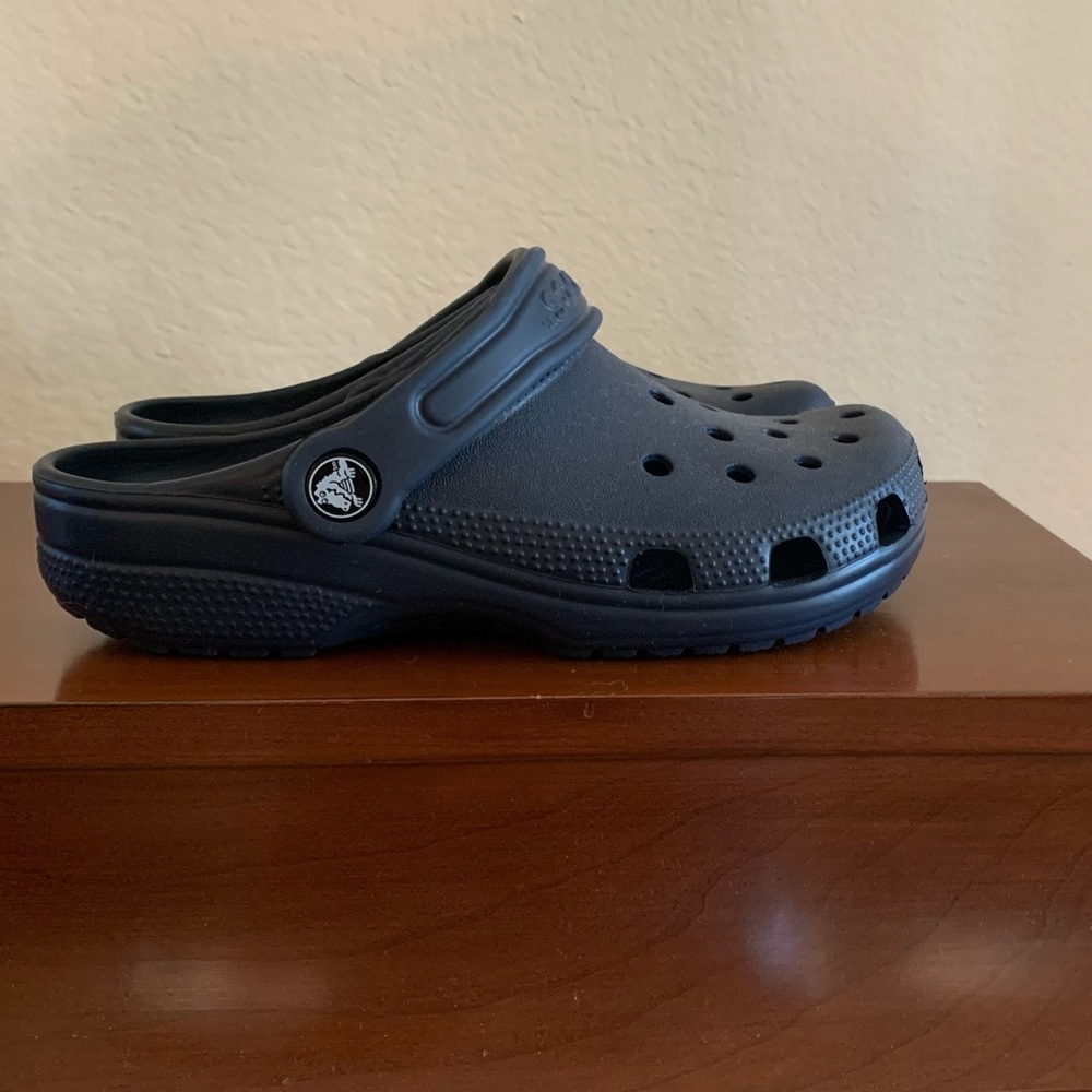 NAVY BLUE SIZE 3 CROCS NWOT